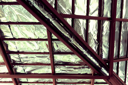 屋顶房有钢束和银玻璃隔热图像使用图片