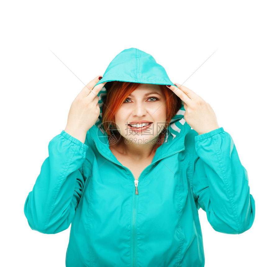 一个年轻漂亮的女孩在一件夹克与一个罩孤立在白色背景上的肖像秋季换夏装春季换冬装天气预报图片