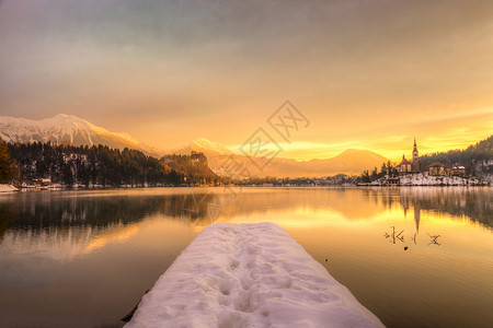 冬季在湖边流血的惊人日出斯洛背景图片
