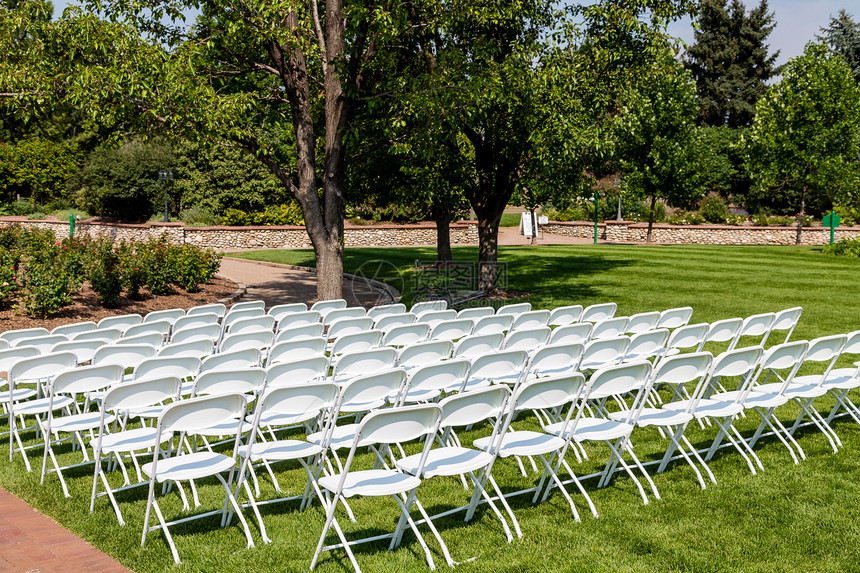 为户外婚礼准备的白色椅子图片