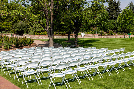 为户外婚礼准备的白色椅子图片