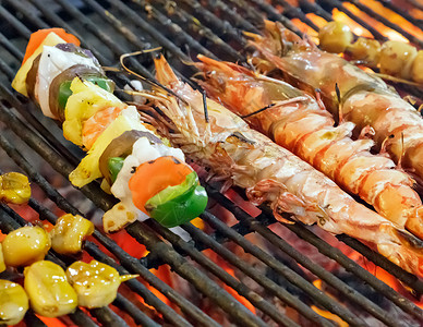烤炉上的虾和火烧的鱼肉紧贴着美图片