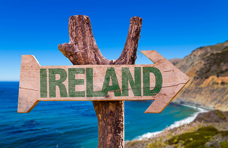 爱尔兰海岸背景木牌图片
