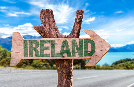 爱尔兰木牌有道路背景图片