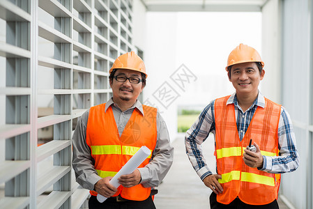 两名笑着的亚洲工程师在建筑工地图片
