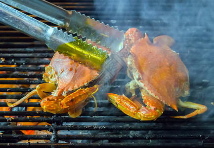 螃蟹烧烤与美味烤海鲜的火焰特写图片