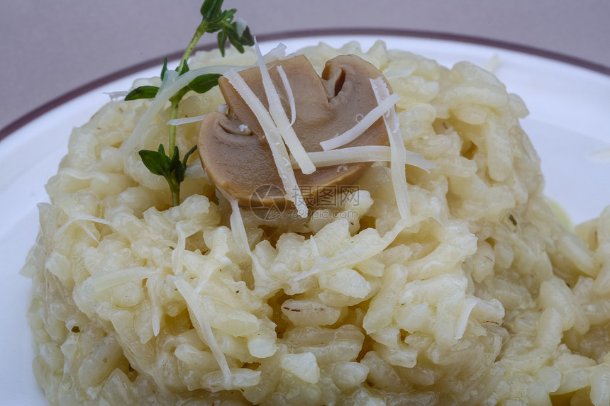 意大利烩饭配蘑菇帕尔马干酪和百里香叶图片