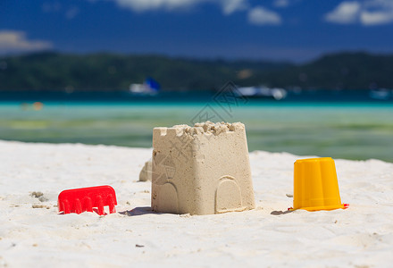 热带沙滩上的儿童玩具家庭度假图片