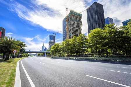 现代城市绿化带空旷的柏油路背景图片