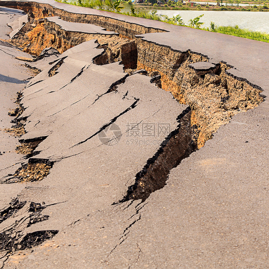 地震后柏油路开裂图片