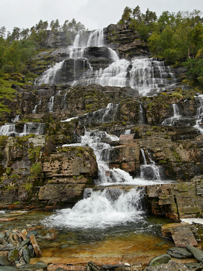 瀑布Tvindefossen是一座瀑布在图片