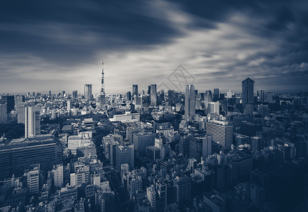 东京城市景观和深色调的东京塔图片