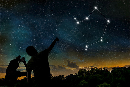 夜空上的白星座星座概念成年男子和儿童观察夜空的图片
