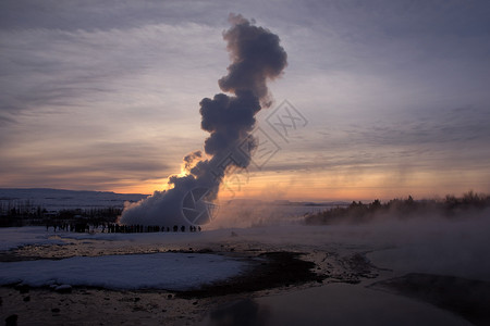 Strokkur是冰岛南部Haukadalur谷图片