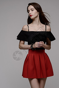 穿着红裙子和黑上衣的热辣青图片