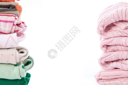 堆叠着多彩舒适和编织的毛衣图片