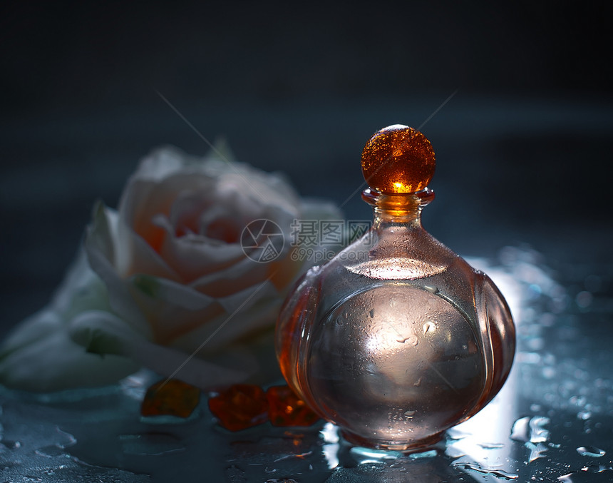 有白玫瑰的香水瓶图片