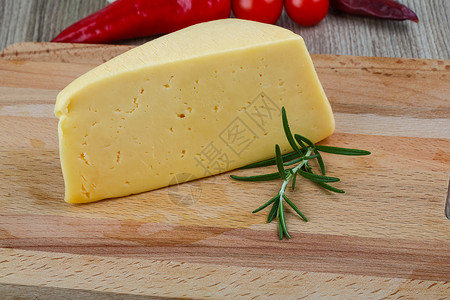 黄奶酪三角形木材背景图片