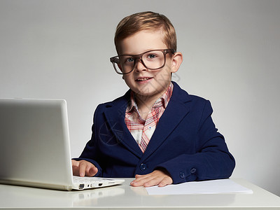 年轻的商业男孩戴眼镜的微笑孩子办公室里的小老板图片