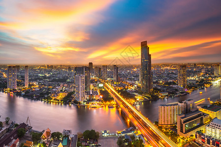在泰国曼谷大都市Chaopraya河的夜图片