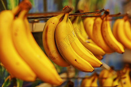 在第三世界或经济不发达超市出售的烂香蕉图片