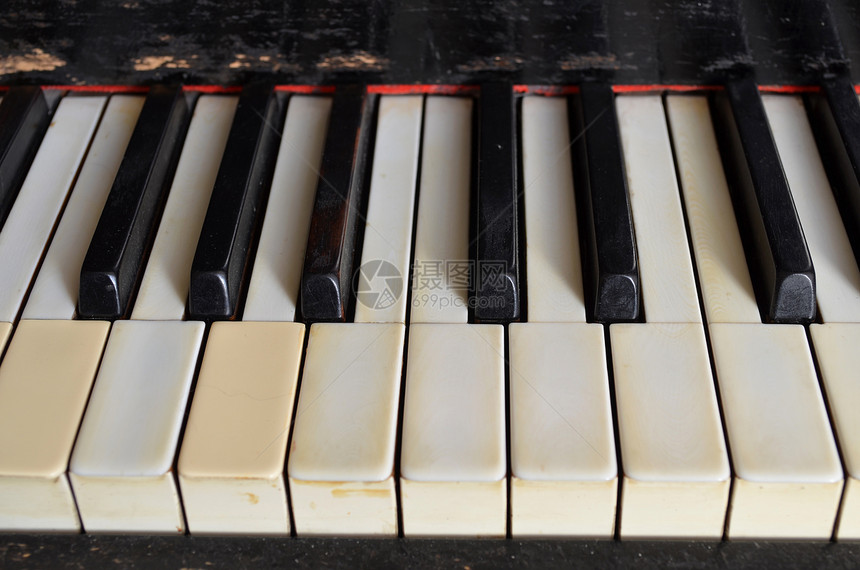 具有象牙键的老式钢琴键盘图片