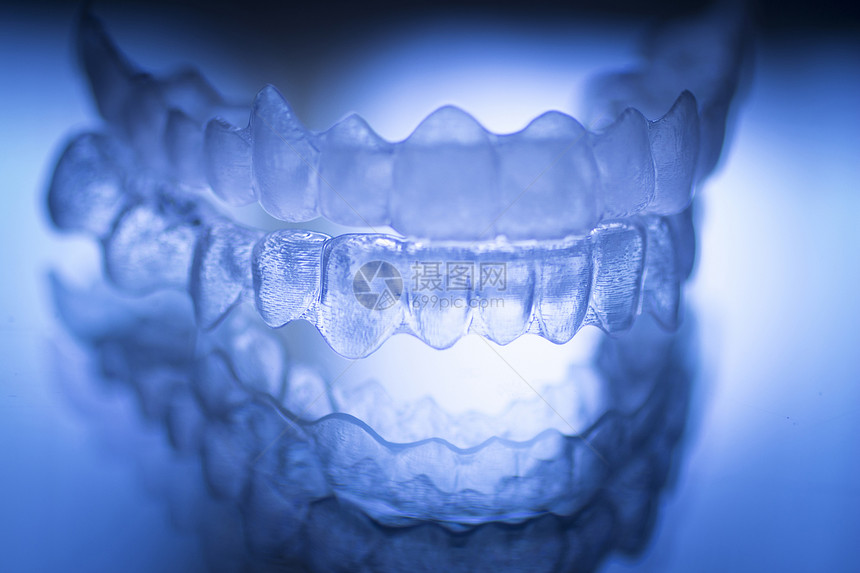 隐形牙齿矫正器牙齿矫正器塑料牙套保持器用于矫正牙齿牙科诊所牙医手术诊所的正畸临时可拆卸矫直机创意蓝色调的图片