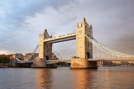 伦敦的塔桥下午晚日图片