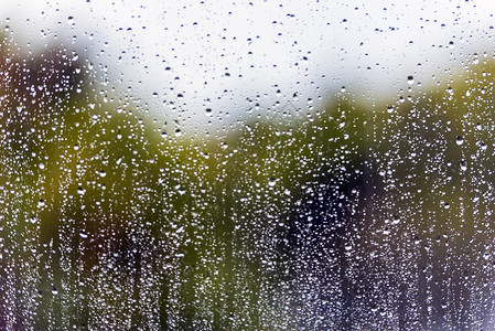 窗口玻璃表面的雨水滴不突出焦图片