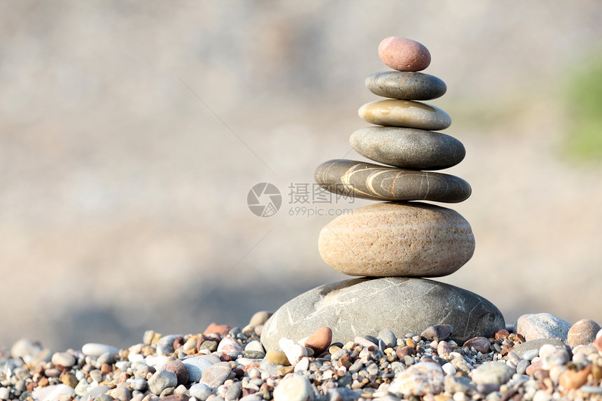 沙滩上一堆平衡的圆石图片