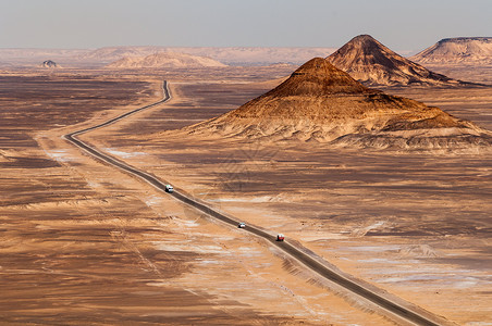 一条穿过埃及巴哈里亚绿洲附近黑色沙漠火图片