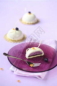 Cakes装饰着白巧克力卷和烤椰子片图片