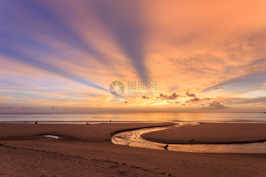 泰国普吉岛卡伦海滩的美丽日落图片