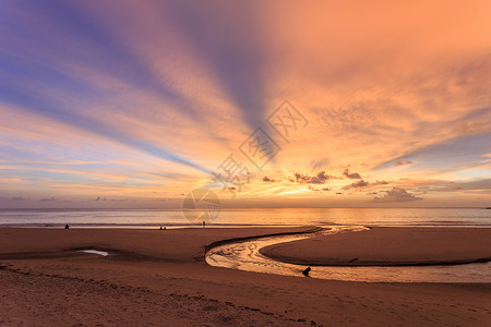 泰国普吉岛卡伦海滩的美丽日落图片