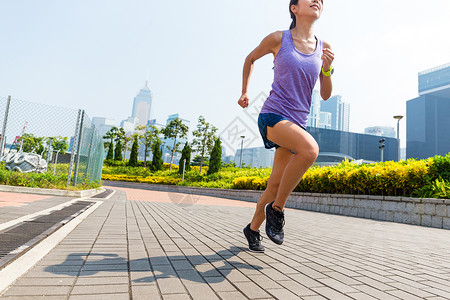 在户外跑步的运动型亚洲年轻女子图片