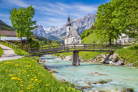 巴伐利亚阿尔卑斯山的风景秀丽的山景与著名的圣塞巴斯蒂安教区堂在春天图片