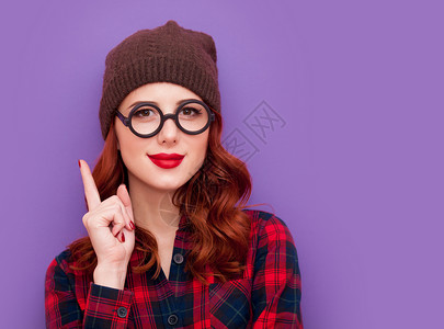 戴眼镜和帽子的红发女孩紫色背图片