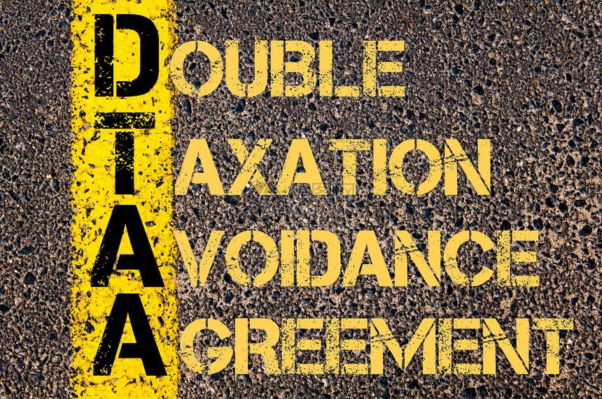 将DTAA商业缩写为在标有黄油漆线的公路上书写的多功能驾驶协议图片
