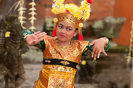一名年轻的巴厘岛舞蹈学徒在满月仪式活动中表演欢迎舞蹈图片