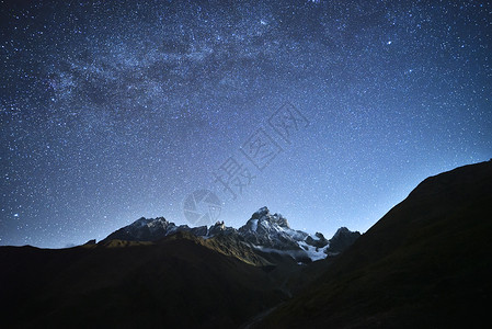 夜景星空和银河在山上乌什巴山与月亮升起的光照下白雪山脊泽莫斯瓦内背景图片