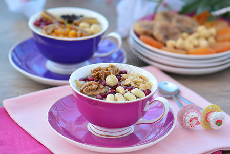 诺亚方舟布丁是由干果豆类和全麦小等健康食材组成的聚宝盆背景图片