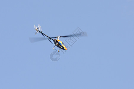 飞行遥控直升机图片