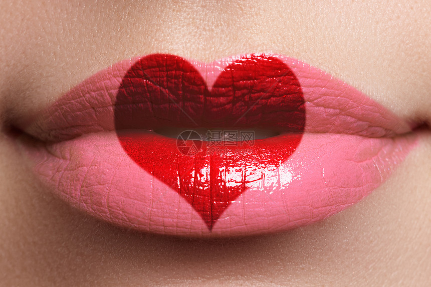 嘴唇上的心吻美丽感丰满的嘴唇与心形油漆情人节美丽的妆容图片