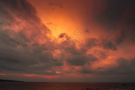 巴厘岛色彩斑斓的日落云雾缭绕图片