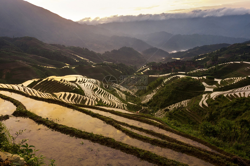 广西省姚族少数民族村山谷和山丘的日出图片