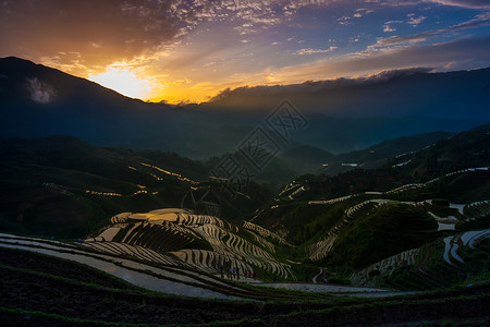 广西省姚族少数民族村山谷和山丘的日出图片