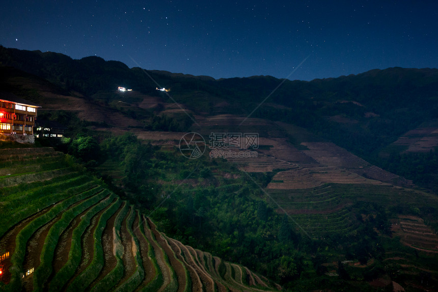 深夜的姚族少数民族村庄图片