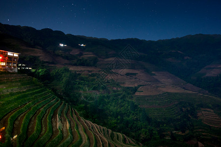 深夜的姚族少数民族村庄图片