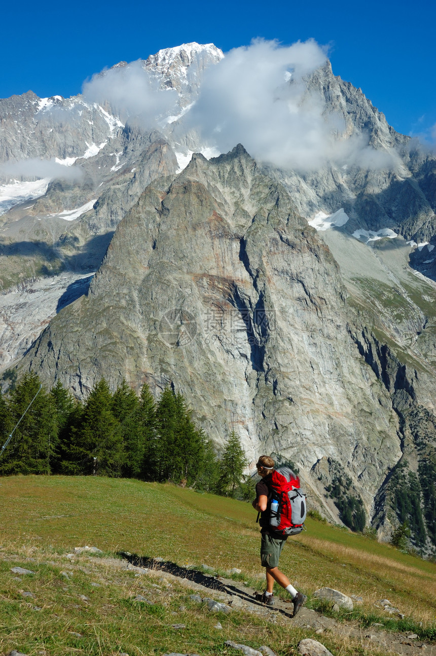 在意大利阿尔卑斯山西面的白朗山谷背景下特雷克图片