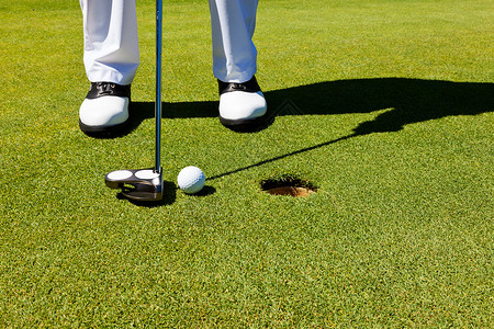 高尔夫高尔夫球手在推杆果岭图片